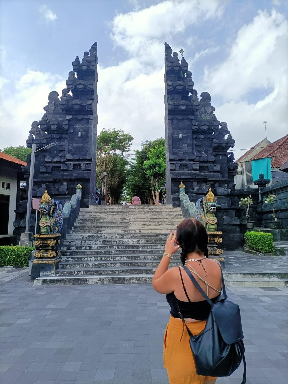 Léa devant une porte de temple à Bali, Indonésie