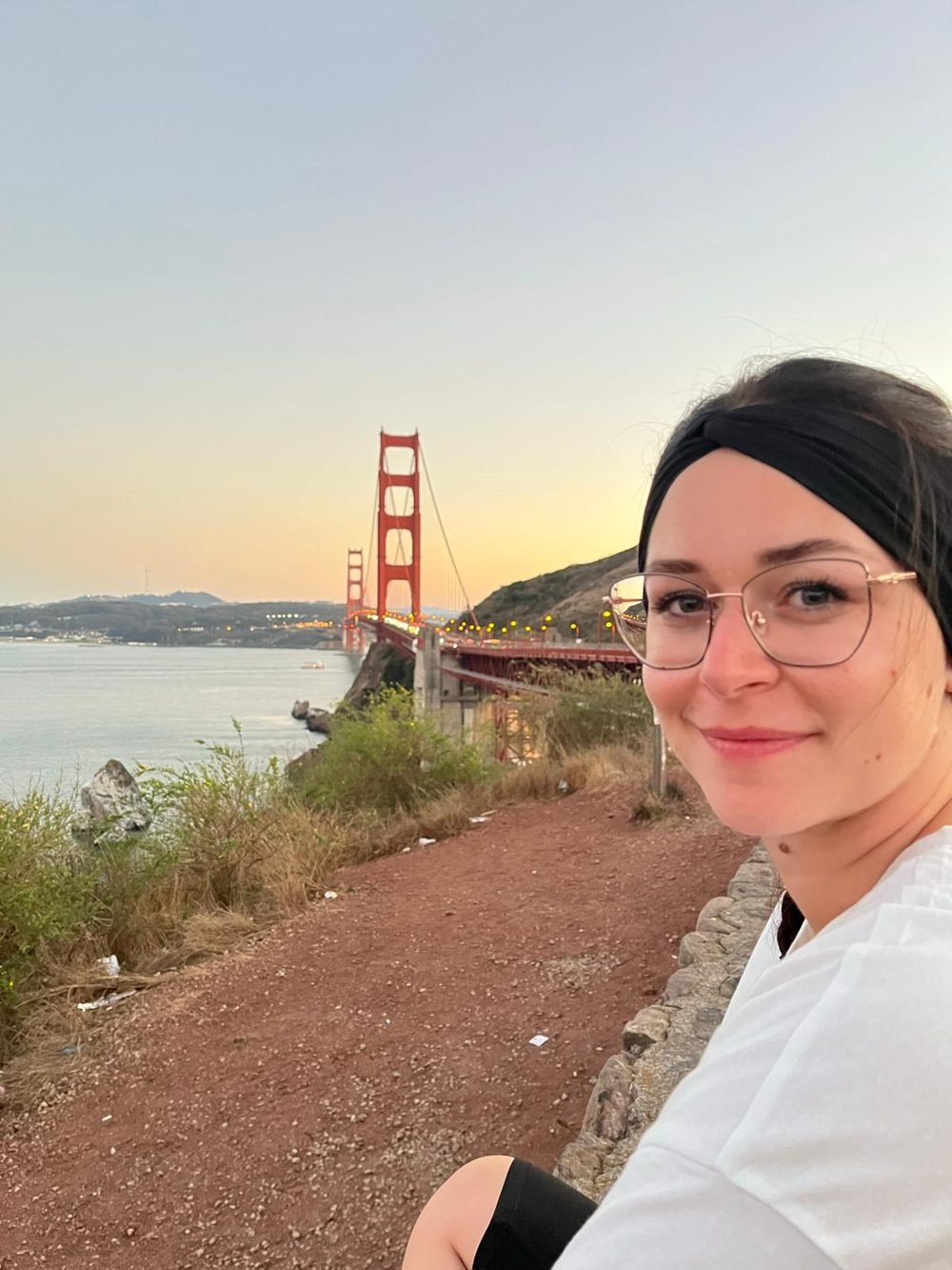 Léa devant le Golden Gate Bridge à San Francisco