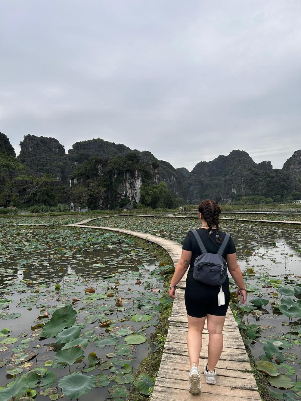 Léa au bord des bassins de lotus à Ninh Binh, Vietnam